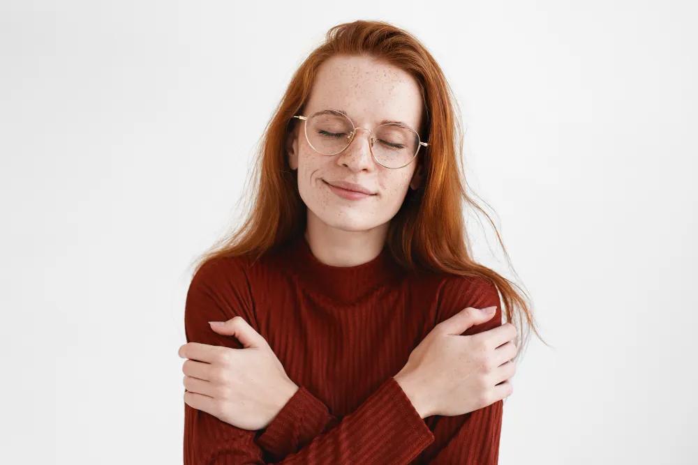 10 Signs Someone Is Emotionally Available — And 5 Signs They're Not